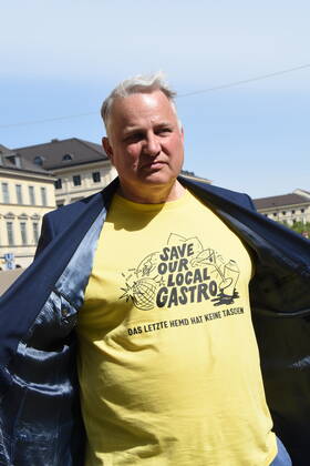 Christian Schottenhamel Gastronom Munich 24 04 20 Odeonsplatz Action day of Leadersclub Empty Chairs because of the Corona Virus Munich