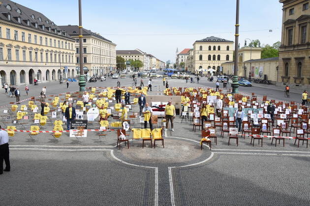 Empty chairs with restaurateur Christian Schottenhamel restaurateur Gregor Lemke restaurateur Pino Crocamo Gastrom Marc Uebelherr restaurateur Munich 24 04 20 Odeonsplatz Action day of Leadersclub Leeere Stuehle because of the Corona Virus Munich