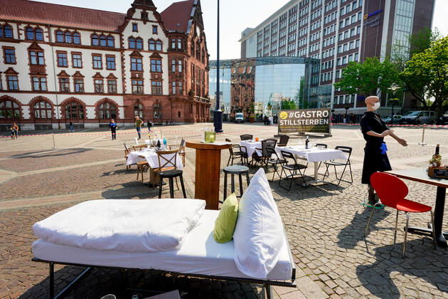 Dortmund, 24 04 2020 Empty tables, chairs and beds at Friedensplatz in Dortmund Following an appeal by Dehoga Deutscher Hotel und Gaststättenverband, catering businesses have joined forces under the motto STILLSTERBEN to take part in the protest action, with which they draw attention to the situation of their businesses to the consequences of the Corona restrictions in the Corona crisis