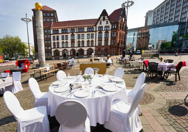 Dortmund, 24 04 2020 Empty tables, chairs and beds at Friedensplatz in Dortmund Following an appeal by Dehoga Deutscher Hotel und Gaststättenverband, catering businesses have joined forces under the motto STILLSTERBEN to take part in the protest action, with which they draw attention to the situation of their businesses to the consequences of the Corona restrictions in the Corona crisis