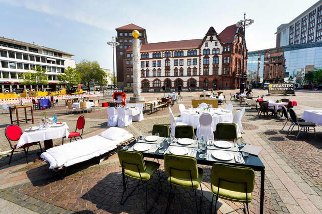 Dortmund, 24 04 2020 Empty tables, chairs and beds at Friedensplatz in Dortmund Following an appeal by Dehoga Deutscher Hotel und Gaststättenverband, catering businesses have joined forces under the motto STILLSTERBEN to take part in the protest action, with which they draw attention to the situation of their businesses to the consequences of the Corona restrictions in the Corona crisis