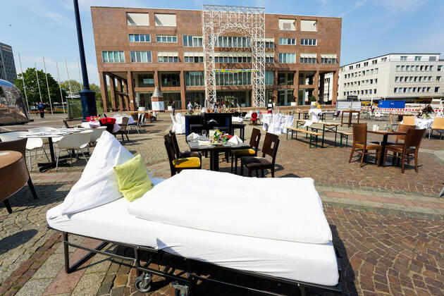 Dortmund, 24 04 2020 Empty tables, chairs and beds at Friedensplatz in Dortmund Following an appeal by Dehoga Deutscher Hotel und Gaststättenverband, catering businesses have joined forces under the motto STILLSTERBEN to take part in the protest action, with which they draw attention to the situation of their businesses to the consequences of the Corona restrictions in the Corona crisis