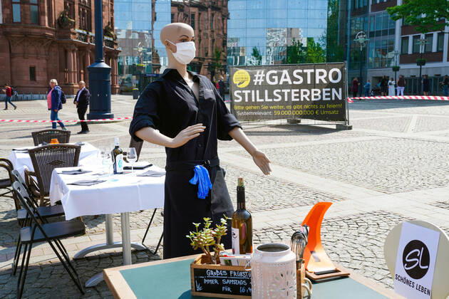 Dortmund, 24 04 2020 Empty tables, chairs and beds at Friedensplatz in Dortmund Following an appeal by Dehoga Deutscher Hotel und Gaststättenverband, catering businesses have joined forces under the motto STILLSTERBEN to take part in the protest action, with which they draw attention to the situation of their businesses to the consequences of the Corona restrictions in the Corona crisis