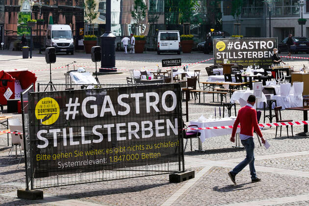 Dortmund, 24 04 2020 Empty tables, chairs and beds at Friedensplatz in Dortmund Following an appeal by Dehoga Deutscher Hotel und Gaststättenverband, catering businesses have joined forces under the motto STILLSTERBEN to take part in the protest action, with which they draw attention to the situation of their businesses to the consequences of the Corona restrictions in the Corona crisis