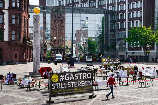 Dortmund, 24 04 2020 Empty tables, chairs and beds at Friedensplatz in Dortmund Following an appeal by Dehoga Deutscher Hotel und Gaststättenverband, catering businesses have joined forces under the motto STILLSTERBEN to take part in the protest action, with which they draw attention to the situation of their businesses to the consequences of the Corona restrictions in the Corona crisis