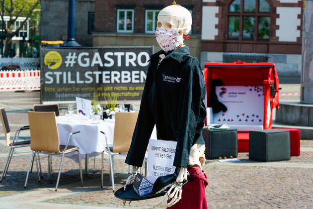 Dortmund, 24 04 2020 Empty tables, chairs and beds at Friedensplatz in Dortmund Following an appeal by Dehoga Deutscher Hotel und Gaststättenverband, catering businesses have joined forces under the motto STILLSTERBEN to take part in the protest action, with which they draw attention to the situation of their businesses to the consequences of the Corona restrictions in the Corona crisis