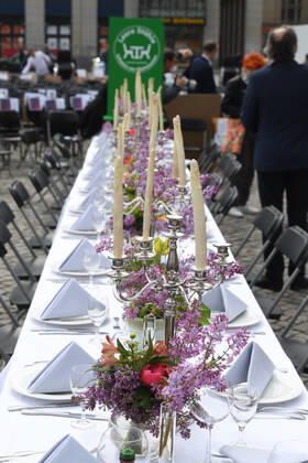 GER Sachsen Dresden Altmarkt for the second time there was a long table of Dresdens innkeepers and restaurateurs where they put out a lot of chairs. Martin Dulig, Minister of Economic Affairs, got into conversation with Martin Dulig because many of them are facing ruin because of the corona crisis and are not supported enough 240420 ddbd