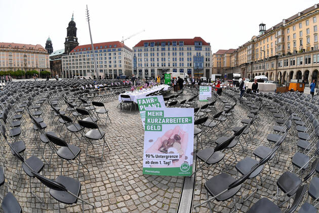 GER Sachsen Dresden Altmarkt for the second time there was a long table of Dresdens innkeepers and restaurateurs where they put out a lot of chairs. Martin Dulig, Minister of Economic Affairs, got into conversation with Martin Dulig because many of them are facing ruin because of the corona crisis and are not supported enough 240420 ddbd