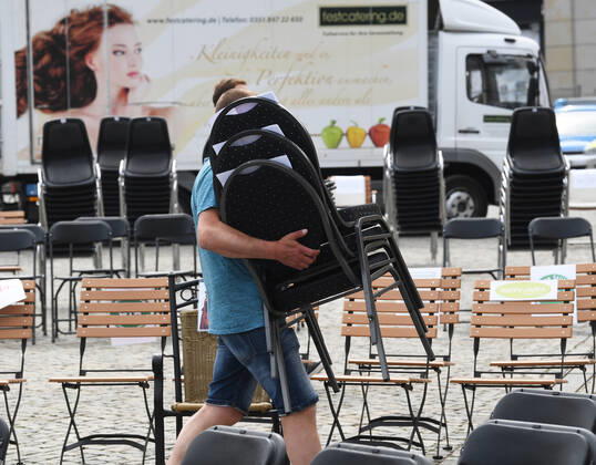 GER Sachsen Dresden Altmarkt for the second time there was a long table of Dresdens innkeepers and restaurateurs where they put out a lot of chairs. Martin Dulig, Minister of Economic Affairs, got into conversation with Martin Dulig because many of them are facing ruin because of the corona crisis and are not supported enough 240420 ddbd