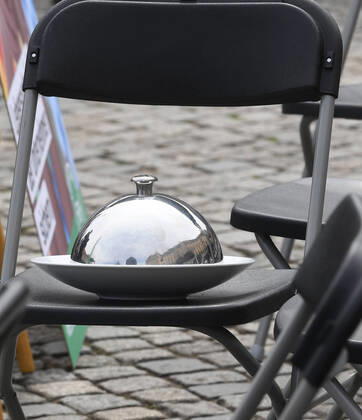 GER Sachsen Dresden Altmarkt for the second time there was a long table of Dresdens innkeepers and restaurateurs where they put out a lot of chairs. Martin Dulig, Minister of Economic Affairs, got into conversation with Martin Dulig because many of them are facing ruin because of the corona crisis and are not supported enough 240420 ddbd