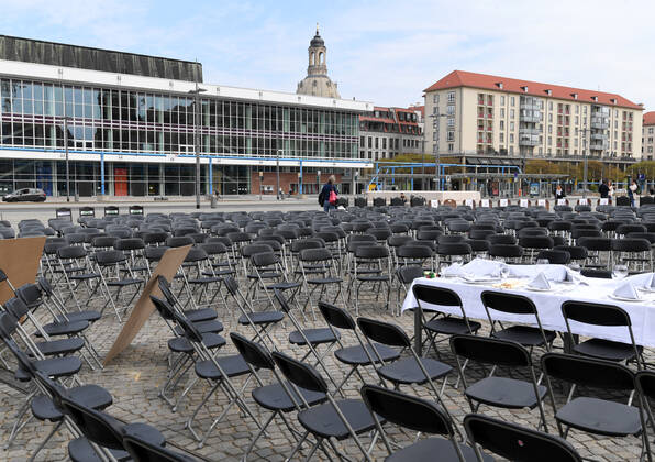GER Sachsen Dresden Altmarkt for the second time there was a long table of Dresdens innkeepers and restaurateurs where they put out a lot of chairs. Martin Dulig, Minister of Economic Affairs, got into conversation with Martin Dulig because many of them are facing ruin because of the corona crisis and are not supported enough 240420 ddbd
