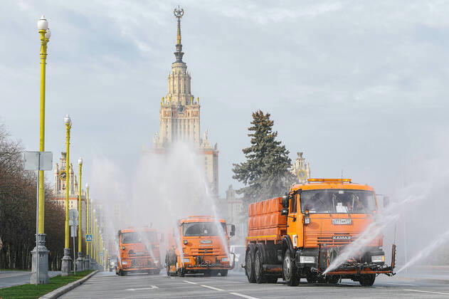 (200424) -- MOSCOW, April 24, 2020 (Xinhua) -- Utility service vehicles disinfect a road in Moscow, Russia, on April 24, 2020. Russia has reported 5,849 COVID-19 cases over the last 24 hours, taking its total to 68,622 as of Friday, the country s coronavirus response center said in a statement. (Xinhua Evgeny Sinitsyn) RUSSIA-MOSCOW-COVID-19 