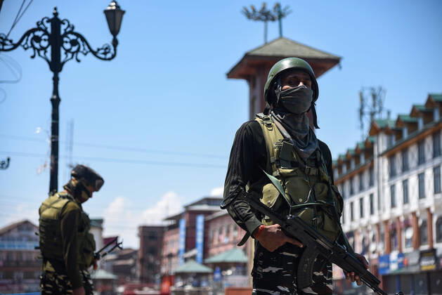 April 24, 2020, Srinagar, India: Paramilitary troopers stand alert on the streets while wearing face masks as a protective measure during the nationwide lockdown..India s Health Ministry has so far recorded a total 23,452 infections, death 272 and recovered 4,814 cases since the beginning of the corona virus outbreak. Srinagar India - ZUMAs197 20200424_zaa_s197_028 Copyright: xIdreesxAbbasx
