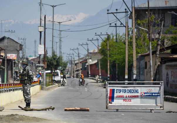 April 24, 2020, Srinagar, India: A paramilitary trooper stands alert on the streets while wearing a face mask as a protective measure during the nationwide lockdown..India s Health Ministry has so far recorded a total 23,452 infections, death 272 and recovered 4,814 cases since the beginning of the corona virus outbreak. Srinagar India - ZUMAs197 20200424_zaa_s197_033 Copyright: xIdreesxAbbasx