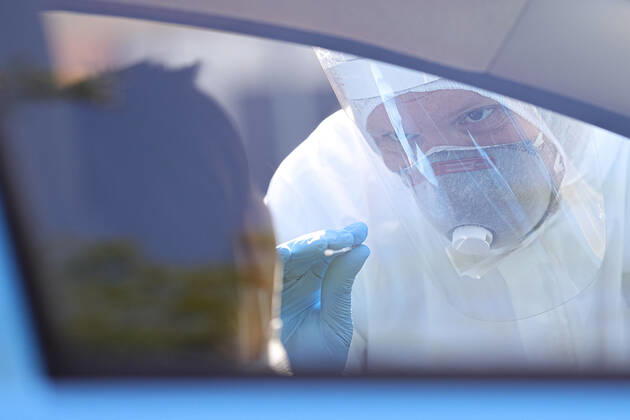 Foto IPP Ciancaglini Emmanuele Carpi 24 04 2020 Emergenza coronavirus - test tampone covid 19 nella modalità drive-through nella foto: Operatori sanitari effettuano tamponi Covid-19 Italy Photo Press - World Copyright 0