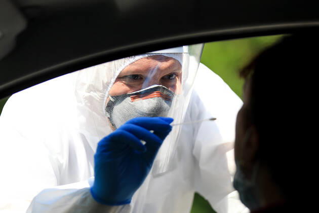 Foto IPP Ciancaglini Emmanuele Carpi 24 04 2020 Emergenza coronavirus - test tampone covid 19 nella modalità drive-through nella foto: Operatori sanitari effettuano tamponi Covid-19 Italy Photo Press - World Copyright 0