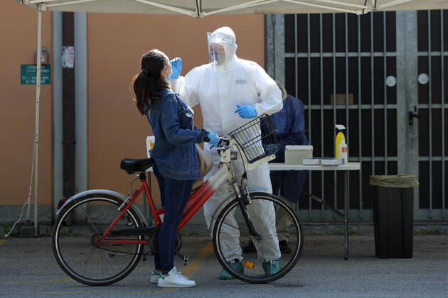 Foto IPP Ciancaglini Emmanuele Carpi 24 04 2020 Emergenza coronavirus - test tampone covid 19 nella modalità drive-through nella foto: Operatori sanitari effettuano tamponi Covid-19 Italy Photo Press - World Copyright 0