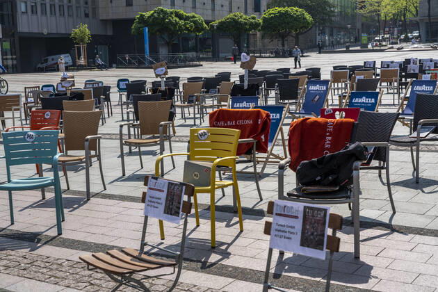 Action 1 000 empty chairs, with which restaurateurs, nationwide, want to draw attention to the problems of gastronomy in the Corona period, Kennedyplatz, impact of the Corona crisis in Essen, Germany,