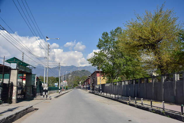 April 24, 2020, Srinagar, Jammu & Kashmir, India: A view of a deserted road during the Coronavirus (COVID-19) lockdown Crisis..Curfew like restrictions continued on movement of people to curb the spread of coronavirus in Kashmir valley. 20 new coronavirus cases were reported as on Apr 24, according to officials. This brings the total reported cases of coronavirus in Jammu and Kashmir to 454. Srinagar India - ZUMAs197 20200424_zaa_s197_045 Copyright: xSaqibxMajeedx