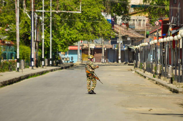 April 24, 2020, Srinagar, Jammu & Kashmir, India: A paramilitary trooper stands on guard along a deserted street during the Coronavirus (COVID-19) lockdown Crisis..Curfew like restrictions continued on movement of people to curb the spread of coronavirus in Kashmir valley. 20 new coronavirus cases were reported as on Apr 24, according to officials. This brings the total reported cases of coronavirus in Jammu and Kashmir to 454. Srinagar India - ZUMAs197 20200424_zaa_s197_053 Copyright: xSaqibxMajeedx