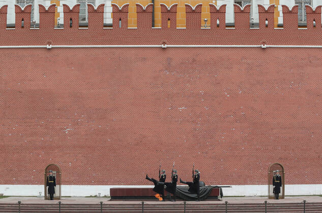 MOSCOW, RUSSIA - APRIL 24, 2020: Changing the guard at the Tomb of the Unknown Soldier in a deserted Alexander Garden in central Moscow during the pandemic of the novel coronavirus disease (COVID-19). Since 30 March, Moscow has been on lockdown. Earlier, the Russian government announced a paid period off work for employed people, which has been extended till the end of April. As of 24 April 2020, Russia has reported more than 68,700 confirmed cases of the novel coronavirus infection, with more than 36,800 confirmed cases in Moscow. Vladimir Gerdo TASS  TS0D6F61
