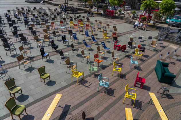 Action 1 000 empty chairs, with which restaurateurs, nationwide, want to draw attention to the problems of gastronomy in the Corona period, Kennedyplatz, impact of the Corona crisis in Essen, Germany,
