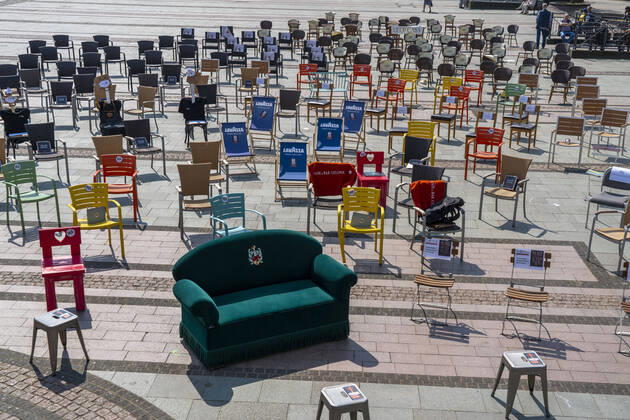 Action 1 000 empty chairs, with which restaurateurs, nationwide, want to draw attention to the problems of gastronomy in the Corona period, Kennedyplatz, impact of the Corona crisis in Essen, Germany,