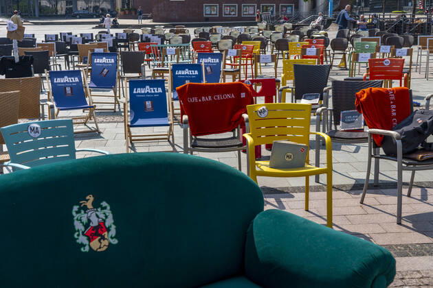 Action 1 000 empty chairs, with which restaurateurs, nationwide, want to draw attention to the problems of gastronomy in the Corona period, Kennedyplatz, impact of the Corona crisis in Essen, Germany,