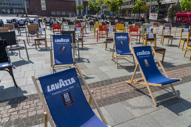 Action 1 000 empty chairs, with which restaurateurs, nationwide, want to draw attention to the problems of gastronomy in the Corona period, Kennedyplatz, impact of the Corona crisis in Essen, Germany,