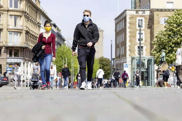 DEU, Germany, Baden Württemberg, Stuttgart, 24 04 2020 Effects of the corona crisis Life in the state capital Stuttgart is slowly picking up again Since many shops have reopened, the streets are once again full of people