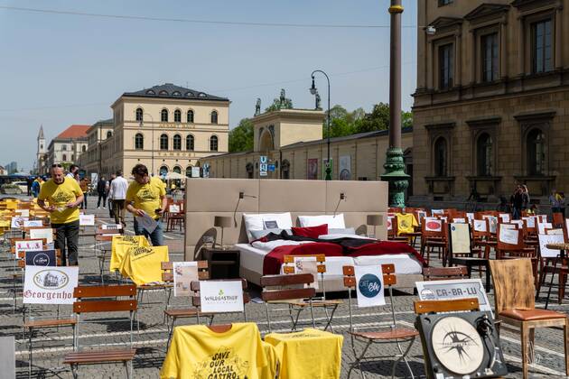 April 24, 2020, Munich: Munich, Odeonsplatz 24. April 2020 Demonstration for the support of the catering industry. The moth is Empty Chairs . For each restaurant, an empty chair stands on the Odeonsplatz as a representative. Munich - ZUMAv143 20200424_znp_v143_008 Copyright: xThomasxVonierx