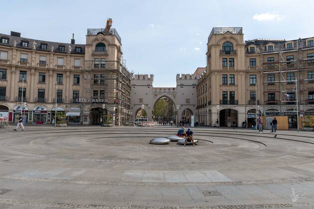 April 24, 2020, Munich: Munich, Odeonsplatz 24. April 2020 The Stachus (Karlsplatz) in Munich. Where on other days there are thousands of people, today there is only emptiness. A Munich proverb says, It s like at the Stachus , which alludes to the fact that there is usually a lot of crowd here. Munich - ZUMAv143 20200424_znp_v143_012 Copyright: xThomasxVonierx