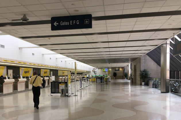 Coronavirus in den USA, Eindrücke aus Miami April 24, 2020, Fort Lauderdale, Florida, United States Of America: FORT LAUDERDALE, FL - APRIL 24: COVID-19: A desolate scene in the terminals at Fort Lauderdale-Hollywood International Airport as Floridians attempt to slow the spread of the Coronavirus by staying home or using social distancing. Amid the coronavirus pandemic, Broward County Commissioner Mark Bogen has called for the suspension of all direct commercial airline traffic at Fort Lauderdale-Hollywood International Airport from Ã’hot spotsO like New Orleans and New York. The suspension would last until May 1, 2020 on April 24, 2020 in Fort Lauderdale, Florida..People: Atmosphere Fort Lauderdale United States Of America - ZUMAn287 20200424_zaa_n287_018 Copyright: xSMGx
