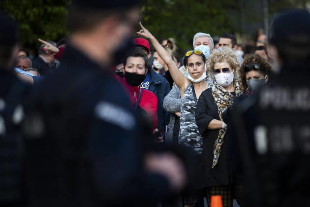 Demonstrators protesting against the closed border between Zgorzelec and Goerlitz, 24 04 2020 In order to contain the coronavirus, Poland and the Czech Republic, among others, have closed their borders to Germany in mid-March The background of the protest is the current restric Copyright: xFlorianxGaertner photothek.netx