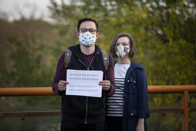 Demonstrators protesting against the closed border between Zgorzelec and Goerlitz, 24 04 2020 In order to contain the coronavirus, Poland and the Czech Republic, among others, have closed their borders to Germany in mid-March The background of the protest is the current restric Copyright: xFlorianxGaertner photothek.netx