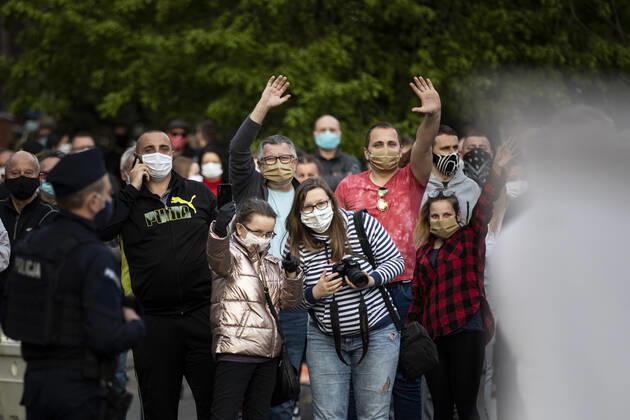Demonstrators wave across the border in protest against the closed border between Zgorzelec and Goerlitz, 24 04 2020 In order to contain the corona virus, Poland and the Czech Republic, among others, have closed their borders to Germany in mid Copyright: xFlorianxGaertner photothek.netx