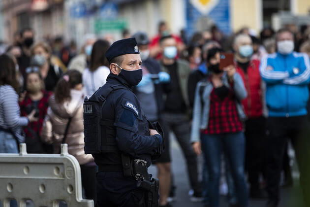 A Polish policeman, taken during the demonstration against the closed border between Zgorzelec and Goerlitz, 24 04 2020 In order to contain the corona virus, Poland and the Czech Republic, among others, have closed their borders to Germany i Copyright: xFlorianxGaertner photothek.netx