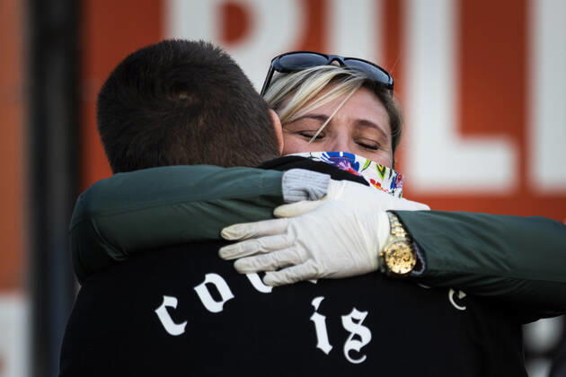 Two people hugging each other at the closed border between Zgorzelec and Goerlitz, 24 04 2020 In order to contain the coronavirus, Poland and the Czech Republic, among others, have closed their borders to Germany in mid-March The background to the protest is the current restricti Copyright: xFlorianxGaertner photothek.netx