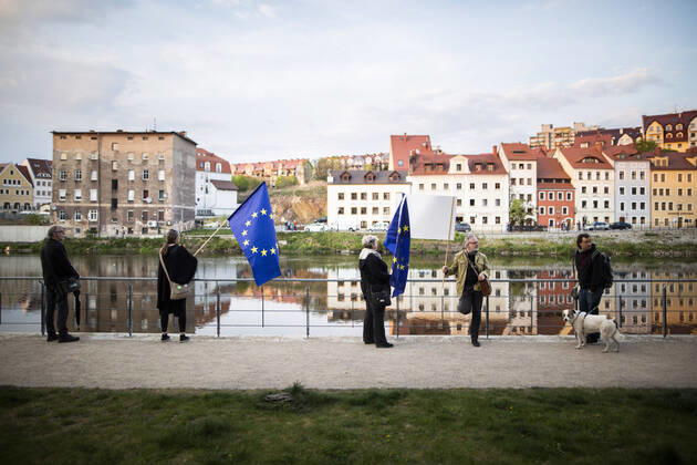 Demonstrators protesting against the closed border between Zgorzelec and Goerlitz, 24 04 2020 In order to contain the coronavirus, Poland and the Czech Republic, among others, have closed their borders to Germany in mid-March The background of the protest is the current restric Copyright: xFlorianxGaertner photothek.netx