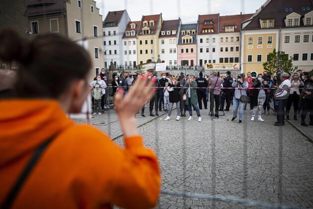 Demonstrators protesting against the closed border between Zgorzelec and Goerlitz, 24 04 2020 In order to contain the coronavirus, Poland and the Czech Republic, among others, have closed their borders to Germany in mid-March The background of the protest is the current restric Copyright: xFlorianxGaertner photothek.netx