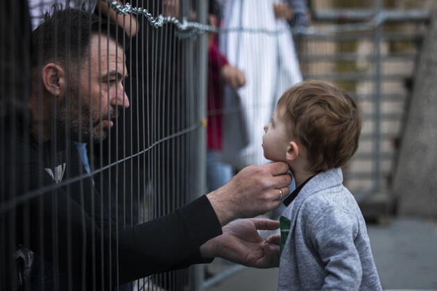 A child meets his father on the opposite side of the border as part of the demonstration against the closed border between Zgorzelec and Goerlitz, 24 04 2020 To contain the coronavirus, Poland and the Copyright: xFlorianxGaertner photothek.netx