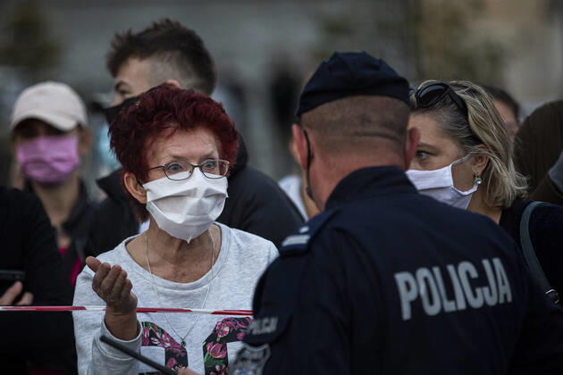 Demonstrators protesting against the closed border between Zgorzelec and Goerlitz, 24 04 2020 In order to contain the coronavirus, Poland and the Czech Republic, among others, have closed their borders to Germany in mid-March The background of the protest is the current restric Copyright: xFlorianxGaertner photothek.netx