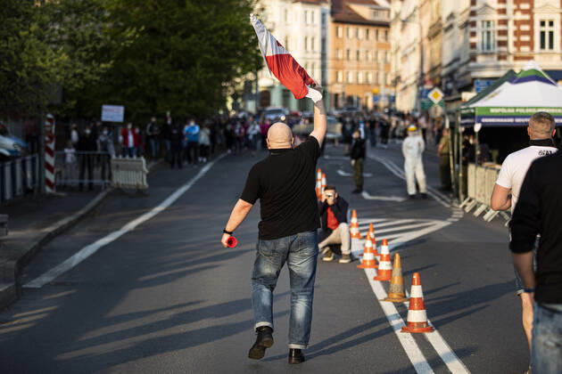 Demonstrators protesting against the closed border between Zgorzelec and Goerlitz, 24 04 2020 In order to contain the coronavirus, Poland and the Czech Republic, among others, have closed their borders to Germany in mid-March The background of the protest is the current restric Copyright: xFlorianxGaertner photothek.netx