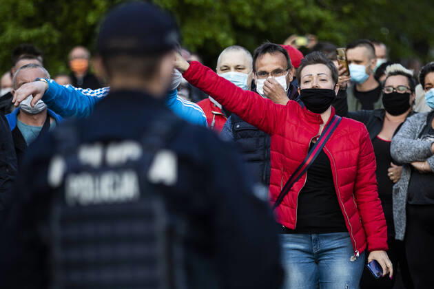 Demonstrators protesting against the closed border between Zgorzelec and Goerlitz, 24 04 2020 In order to contain the coronavirus, Poland and the Czech Republic, among others, have closed their borders to Germany in mid-March The background of the protest is the current restric Copyright: xFlorianxGaertner photothek.netx