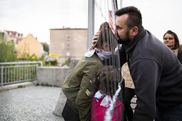 A child meets his father on the opposite side of the border as part of the demonstration against the closed border between Zgorzelec and Goerlitz, 24 04 2020 To contain the coronavirus, Poland and the Copyright: xFlorianxGaertner photothek.netx