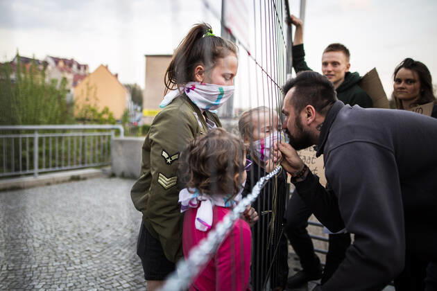 Three children meet their father on the opposite side of the border as part of the demonstration against the closed border between Zgorzelec and Goerlitz, 24 04 2020 To contain the coronavirus, Po Copyright: xFlorianxGaertner photothek.netx