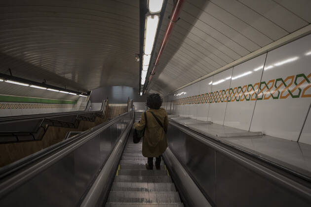 April 24, 2020, Madrid, Spain: A woman using the empty access escalators of the Madrid Metro Station during the covid 19 crisis..Day 41 of the state of alarm due to the Coronavirus health crisis. Spain has had more than 200,000 confirmed cases of COVID-19 and over 20,000 reported deaths. Daily deaths from coronavirus have dropped in the last 24 hours to 367, the lowest rate in a month. Madrid Spain - ZUMAs197 20200424_zaa_s197_116 Copyright: xGuillermoxGutierrezx