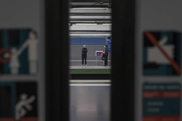April 24, 2020, Madrid, Spain: People waiting for the Metro at an empty Madrid Subway Station during the covid 19 crisis..Day 41 of the state of alarm due to the Coronavirus health crisis. Spain has had more than 200,000 confirmed cases of COVID-19 and over 20,000 reported deaths. Daily deaths from coronavirus have dropped in the last 24 hours to 367, the lowest rate in a month. Madrid Spain - ZUMAs197 20200424_zaa_s197_123 Copyright: xGuillermoxGutierrezx