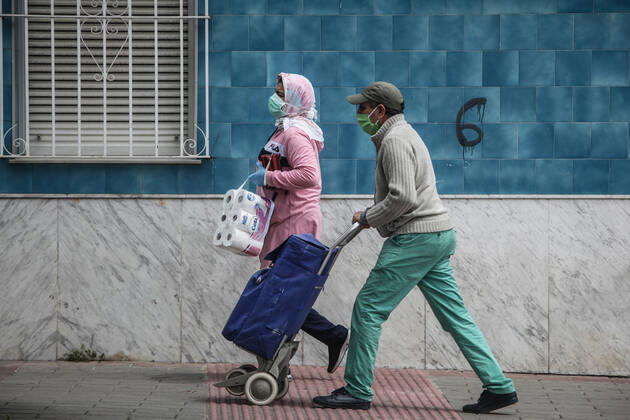 April 24, 2020: 24 April 2020 (Malaga) citizens of the city of Malaga comply with security measures with masks to go shopping for the crisis of the coronavirus. - ZUMAc161 20200424_zap_c161_025 Copyright: xLorenzoxCarnerox