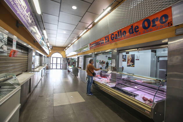 April 24, 2020: 24 April 2020 (Malaga) citizens of the city of Malaga comply with security measures with masks to go shopping for the crisis of the coronavirus. - ZUMAc161 20200424_zap_c161_027 Copyright: xLorenzoxCarnerox